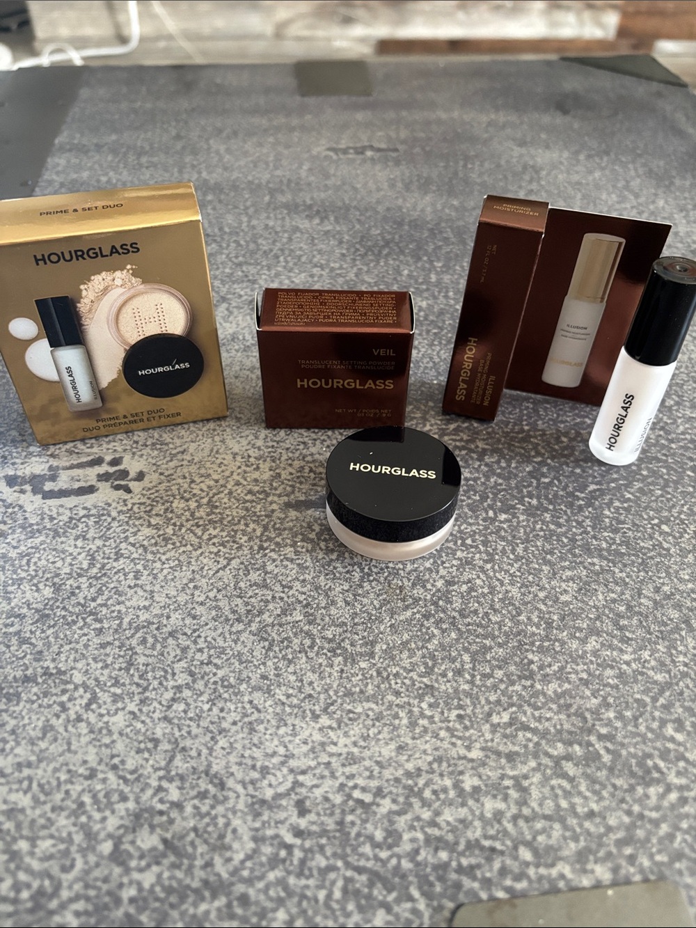Hourglass Setting Powder & Primer Duo in Gold and White
